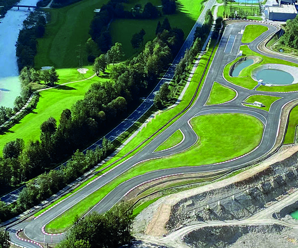 Adrenalin trifft Alpenblick – Fahrspaß auf der Teststrecke